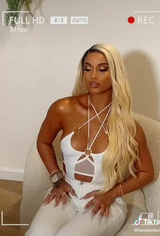 4. Sexy DaniLeigh Shows Cleavage