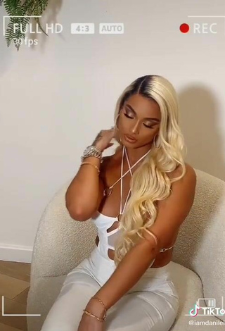 6. Sexy DaniLeigh Shows Cleavage