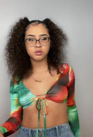 Sexy Itsnanieee Shows Cleavage in Crop Top
