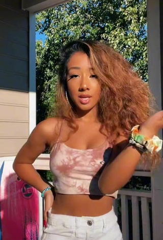 2. Hot Jayla Marie Shows Cleavage in Crop Top and Bouncing Boobs