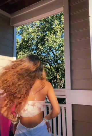 3. Sexy Jayla Marie Shows Cleavage in Crop Top