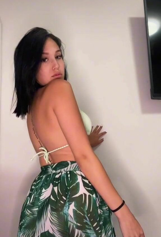 6. Sexy Jennifer Garcia Shows Cleavage in Green Bikini