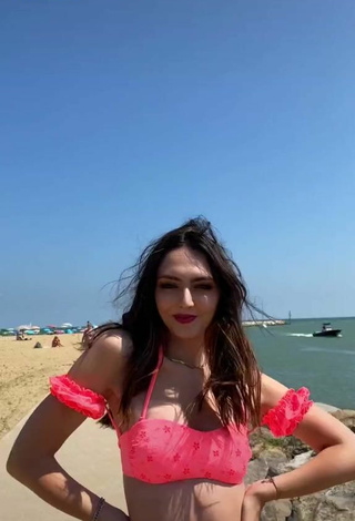 2. Sexy Jessica Da Pozzo Shows Cleavage in Bikini at the Beach
