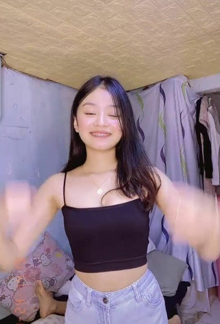 2. Sexy Justine Basil Shows Cleavage in Black Crop Top