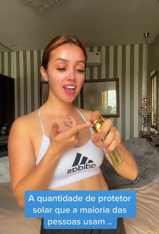 Sexy juhvellegas Shows Cleavage in Sport Bra