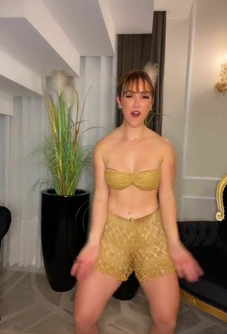 3. Sexy juhvellegas Shows Cleavage in Yellow Bikini Top