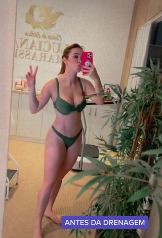 3. Sexy juhvellegas Shows Cleavage in Green Bikini