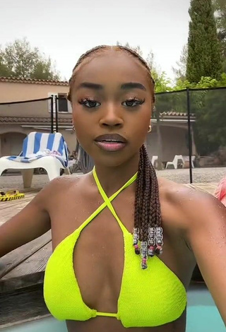 1. Sexy Kaymbl Shows Cleavage in Light Green Bikini at the Swimming Pool