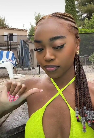 4. Sexy Kaymbl Shows Cleavage in Light Green Bikini at the Swimming Pool
