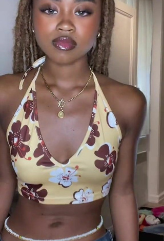 Sexy Kaymbl Shows Cleavage in Floral Crop Top