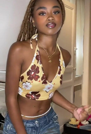 3. Sexy Kaymbl Shows Cleavage in Floral Crop Top