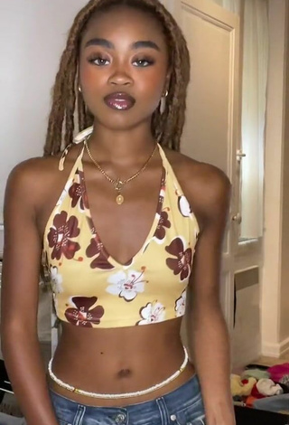 4. Sexy Kaymbl Shows Cleavage in Floral Crop Top