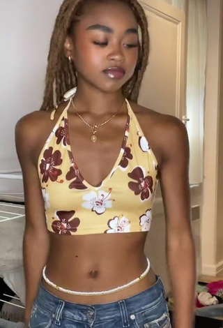 5. Sexy Kaymbl Shows Cleavage in Floral Crop Top