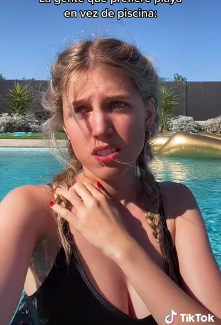 6. Sexy Laia Oli Shows Cleavage at the Pool