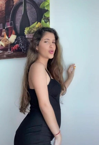 6. Sexy Lianet Jacinto Shows Cleavage in Black Dress