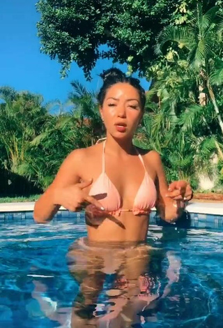 4. Hottie Lianny Milan Shows Cleavage in Pink Bikini at the Swimming Pool