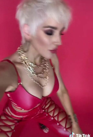 5. Sexy Lil Masti Shows Cleavage in Red Crop Top