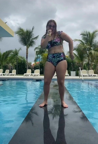 5. Sexy Hany Shows Cleavage in Bikini at the Swimming Pool