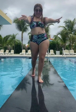 6. Sexy Hany Shows Cleavage in Bikini at the Swimming Pool