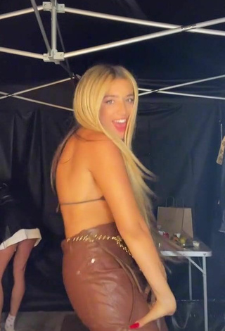 5. Sexy Lola Índigo Shows Cleavage in Brown Bikini Top