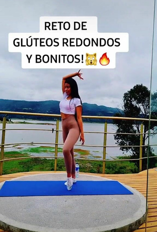 Sexy Lulo Fit Shows Butt while doing Fitness Exercises