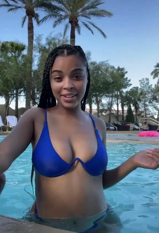 Erotic Lynn Bailey Shows Cleavage in Blue Bikini at the Swimming Pool