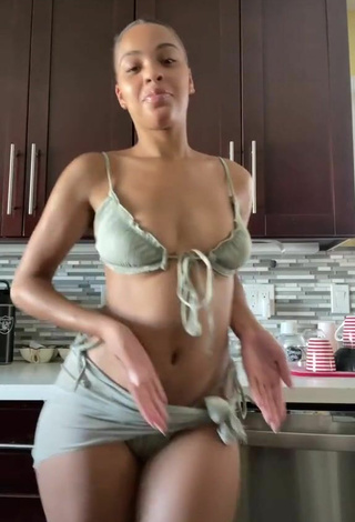 3. Sweetie Lynn Bailey Shows Cleavage in Olive Bikini and Bouncing Boobs