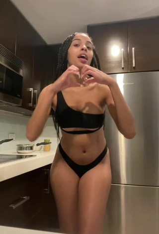 3. Sexy Lynn Bailey Shows Cleavage in Black Bikini