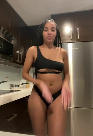 4. Sexy Lynn Bailey Shows Cleavage in Black Bikini