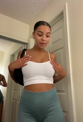 3. Fine Lynn Bailey Shows Cleavage in Sweet White Crop Top