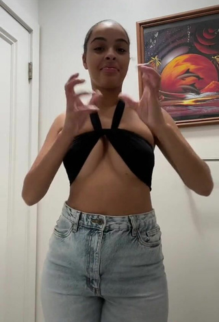 5. Seductive Lynn Bailey Shows Cleavage in Black Crop Top and Bouncing Boobs