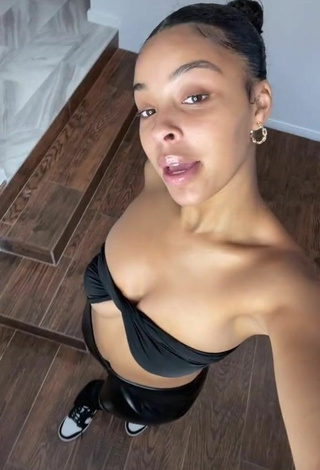 5. Sexy Lynn Bailey Shows Cleavage in Black Tube Top