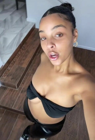 6. Sexy Lynn Bailey Shows Cleavage in Black Tube Top