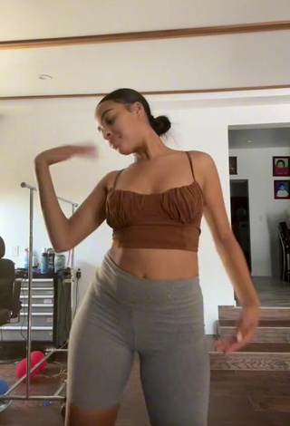 2. Sweetie Lynn Bailey Shows Cleavage in Brown Crop Top and Bouncing Boobs