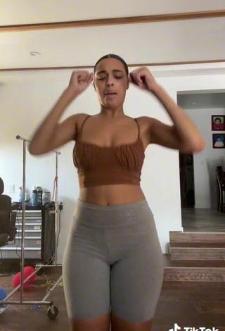 6. Sweetie Lynn Bailey Shows Cleavage in Brown Crop Top and Bouncing Boobs