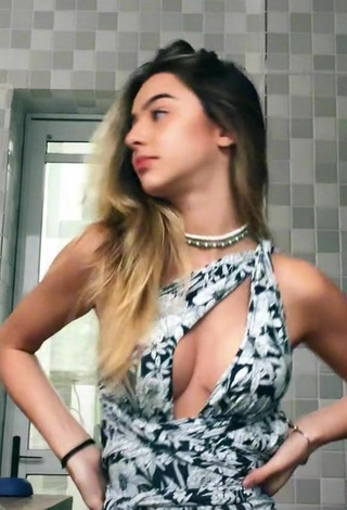 2. Sexy maafeltrim_ Shows Cleavage