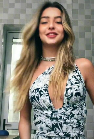 6. Sexy maafeltrim_ Shows Cleavage