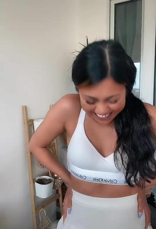 3. Sexy maddys_healthy Shows Cleavage in White Crop Top