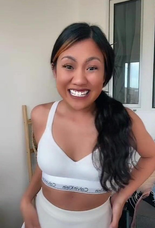 4. Sexy maddys_healthy Shows Cleavage in White Crop Top