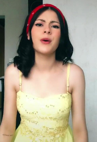 2. Sexy Maria Eduarda Shows Cleavage in Yellow Dress