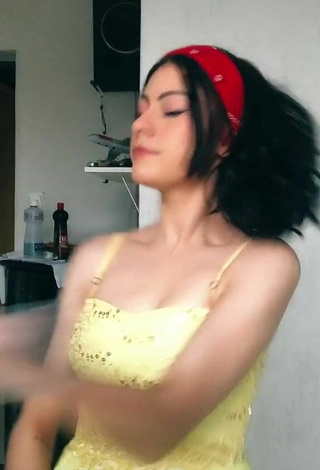 3. Sexy Maria Eduarda Shows Cleavage in Yellow Dress