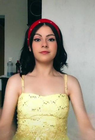 4. Sexy Maria Eduarda Shows Cleavage in Yellow Dress