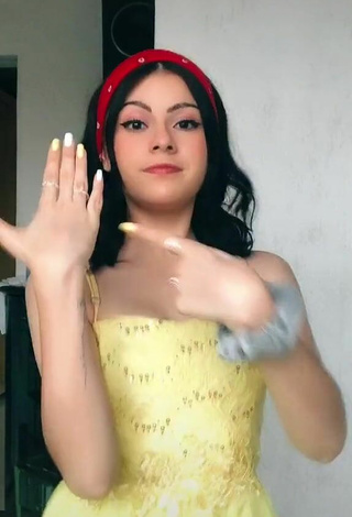 5. Sexy Maria Eduarda Shows Cleavage in Yellow Dress