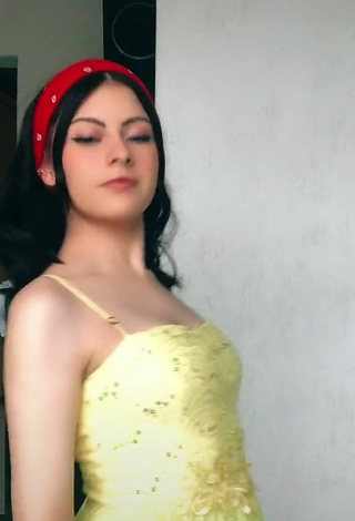 6. Sexy Maria Eduarda Shows Cleavage in Yellow Dress