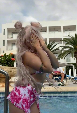 3. Sexy Makeeva Shows Cleavage in Mini Bikini at the Swimming Pool