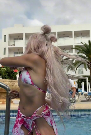 4. Sexy Makeeva Shows Cleavage in Mini Bikini at the Swimming Pool