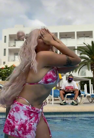 5. Sexy Makeeva Shows Cleavage in Mini Bikini at the Swimming Pool