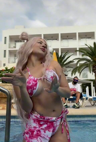 6. Sexy Makeeva Shows Cleavage in Mini Bikini at the Swimming Pool