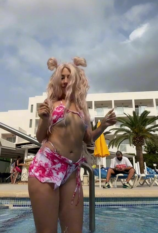 1. Sexy Makeeva Shows Cleavage in Bikini at the Swimming Pool