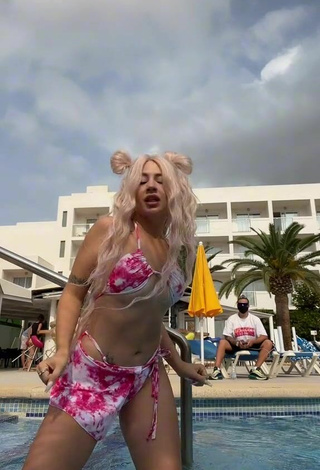 3. Sexy Makeeva Shows Cleavage in Bikini at the Swimming Pool